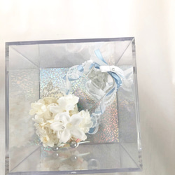 【プリザーブドフラワーリングピロー／本当のガラスの靴シリーズ】シンデレラのガラスの靴と白いお花の清楚でエレガントな輝きと 10枚目の画像