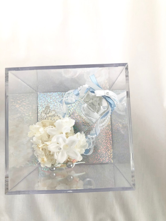【プリザーブドフラワーリングピロー／本当のガラスの靴シリーズ】シンデレラのガラスの靴と白いお花の清楚でエレガントな輝きと 10枚目の画像