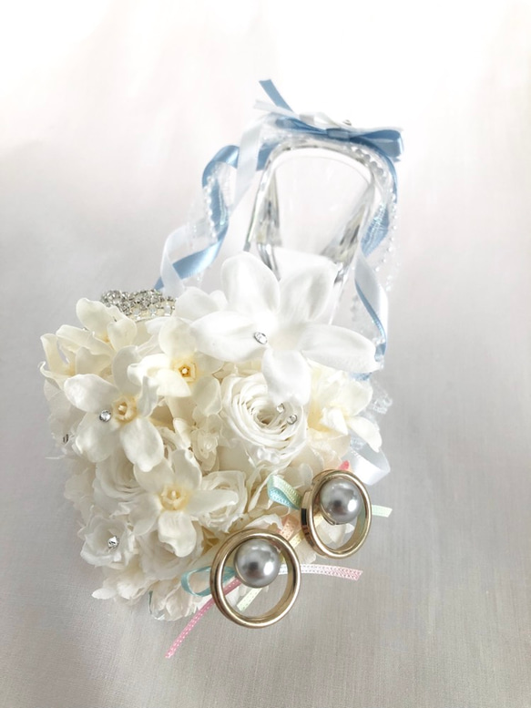 【プリザーブドフラワーリングピロー／本当のガラスの靴シリーズ】シンデレラのガラスの靴と白いお花の清楚でエレガントな輝きと 1枚目の画像