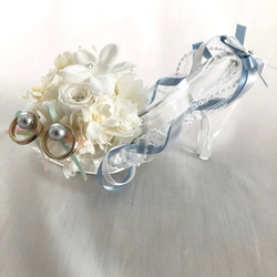 【プリザーブドフラワーリングピロー／本当のガラスの靴シリーズ】シンデレラのガラスの靴と白いお花の清楚でエレガントな輝きと 2枚目の画像