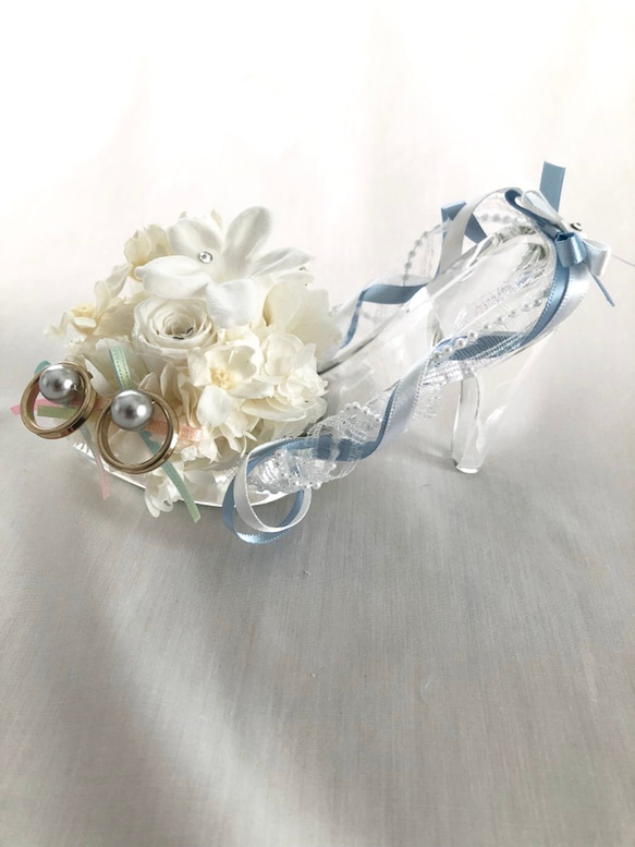【プリザーブドフラワーリングピロー／本当のガラスの靴シリーズ】シンデレラのガラスの靴と白いお花の清楚でエレガントな輝きと 2枚目の画像