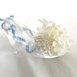 【プリザーブドフラワーリングピロー／本当のガラスの靴シリーズ】シンデレラのガラスの靴と白いお花の清楚でエレガントな輝きと 4枚目の画像
