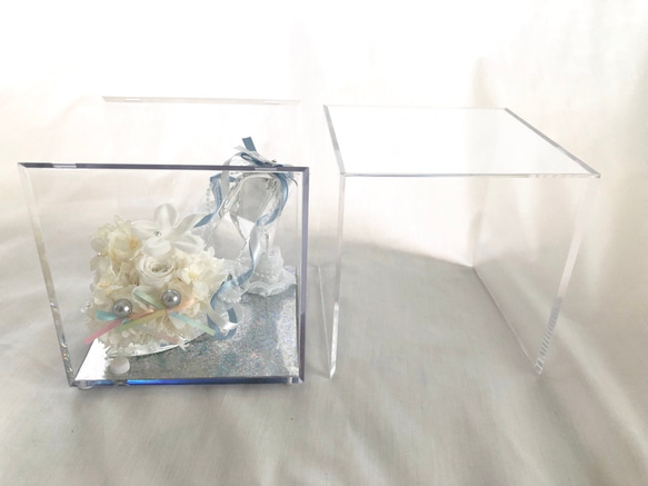 【プリザーブドフラワーリングピロー／本当のガラスの靴シリーズ】シンデレラのガラスの靴と白いお花の清楚でエレガントな輝きと 7枚目の画像
