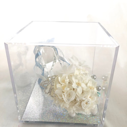 【プリザーブドフラワーリングピロー／本当のガラスの靴シリーズ】シンデレラのガラスの靴と白いお花の清楚でエレガントな輝きと 8枚目の画像