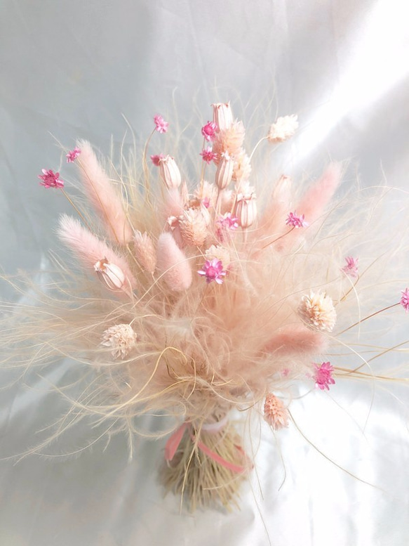 【ベビーピンクのふんわりしたドライフラワー花束】 1枚目の画像