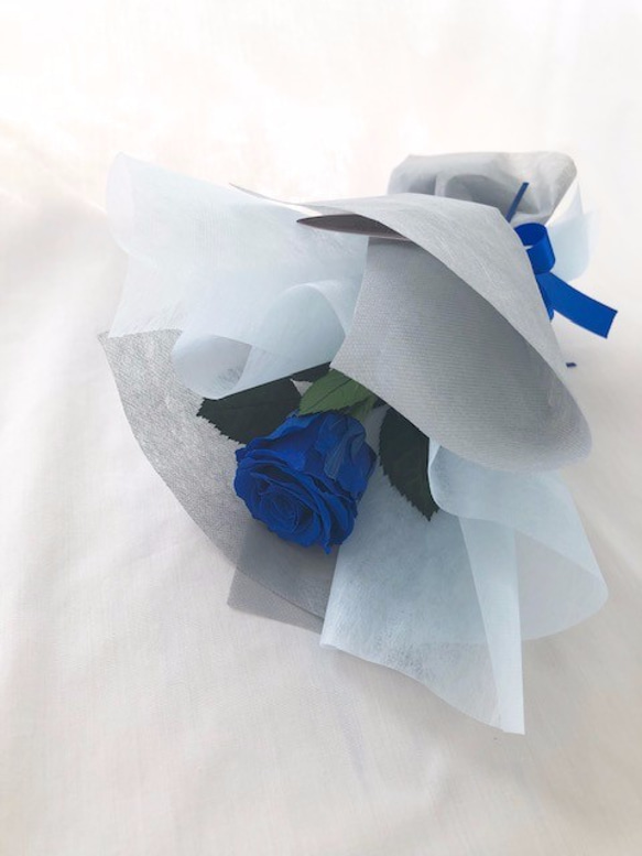 【プリザーブドフラワー／青い薔薇の祝福一輪ラッピング】 5枚目の画像