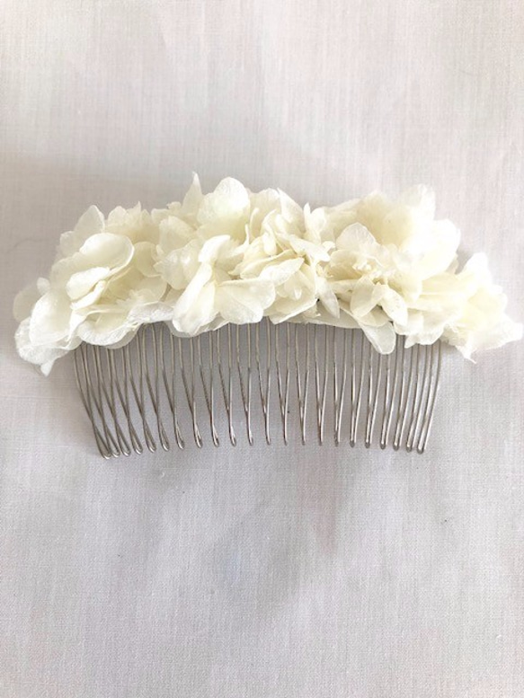白い紫陽花のヘアコーム髪飾り／プリザーブドフラワー 4枚目の画像