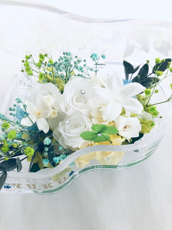 【プリザーブドフラワー／グランドピアノシリーズ】白い花たちのピュアな輝きに小花をそえて【フラワーケース付き】 2枚目の画像