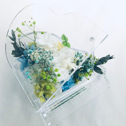 【プリザーブドフラワー／グランドピアノシリーズ】白い花たちのピュアな輝きに小花をそえて【フラワーケース付き】 5枚目の画像