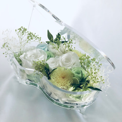 【プリザーブドフラワー／グランドピアノシリーズ】白い花の清らかさと淡く色づく花と小花を添えて 4枚目の画像