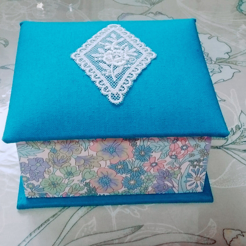 カルトナージュ 青い布製ボックス タティングレース装飾付き