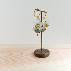 “柚子の花”　◇チェコガラスのフープイヤリング(パーツ変更可) 4枚目の画像