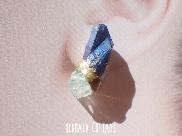 チタニウム水晶とアクアマリンの金継ぎピアス 2枚目の画像