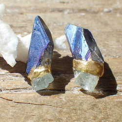 チタニウム水晶とアクアマリンの金継ぎピアス 3枚目の画像