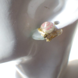 サーモンピンクのうず巻きシェルとシーグラスの金継ぎイヤリング☆蝶バネ 3枚目の画像