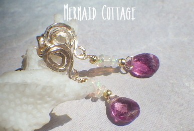 【10月誕生石】【14Kgf】 Swirl オパールとピンクトルマリンの渦巻きスタッドピアス