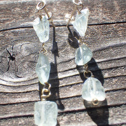 *14kgf*Tiny Raw Aquamarine アクアマリン原石のつらなりピアス 1枚目の画像