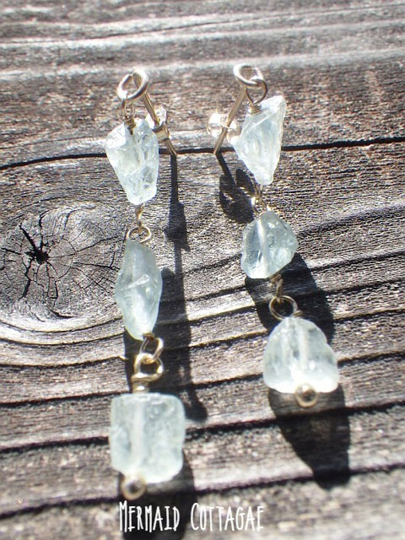 *14kgf*Tiny Raw Aquamarine アクアマリン原石のつらなりピアス 1枚目の画像