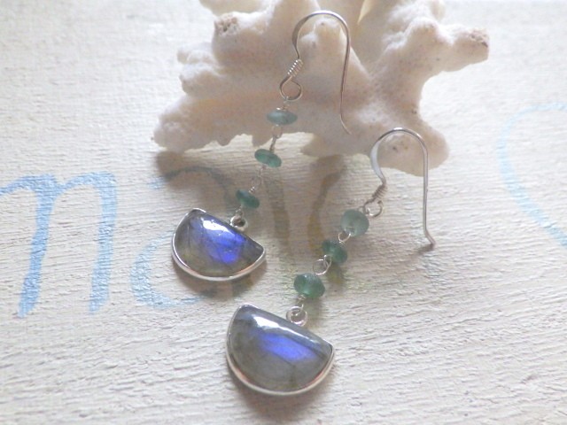 ラブラドライトの半月ダングリングピアス/イヤリング　*sv925*
