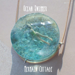 Ocean Swimmer 金のハイレグ水着のお姉さんの革紐ネックレス☆蓄光 2枚目の画像