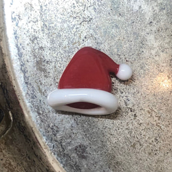 Melting Point ガラスビーズ「クリスマス帽」赤1個 2枚目の画像