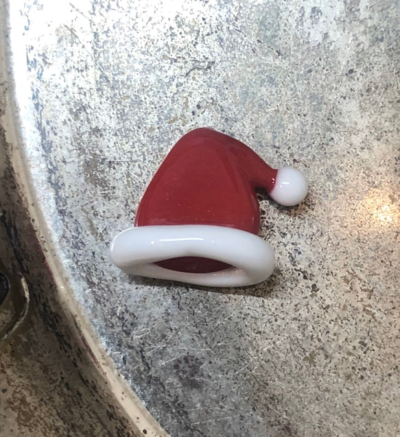 Melting Point ガラスビーズ「クリスマス帽」赤1個 2枚目の画像
