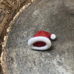 Melting Point ガラスビーズ「クリスマス帽」赤1個 3枚目の画像