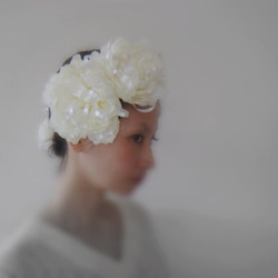 サテンリボンと花びらのヘッドドレス 4枚目の画像