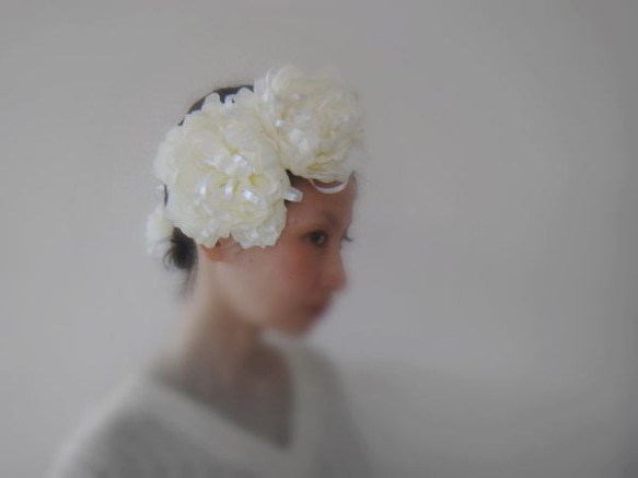 サテンリボンと花びらのヘッドドレス 4枚目の画像