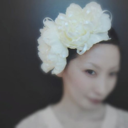 サテンリボンと花びらのヘッドドレス 5枚目の画像