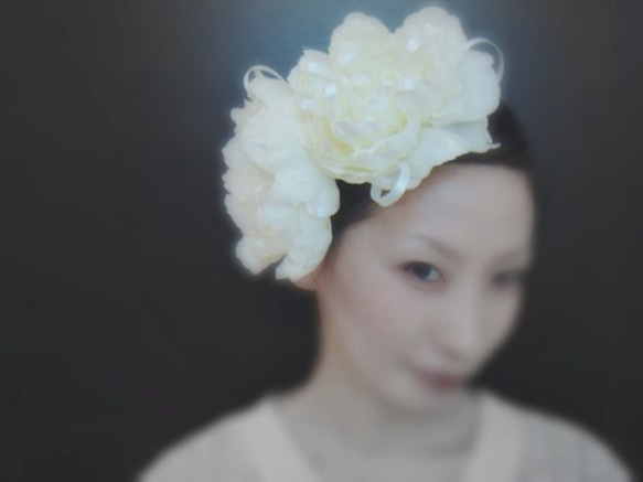 サテンリボンと花びらのヘッドドレス 5枚目の画像