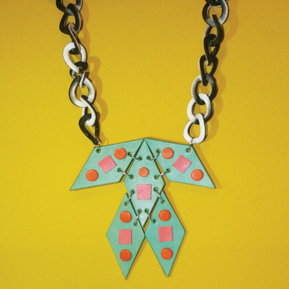 Sonniewingの幾何学的な色の革のネックレス 1枚目の画像