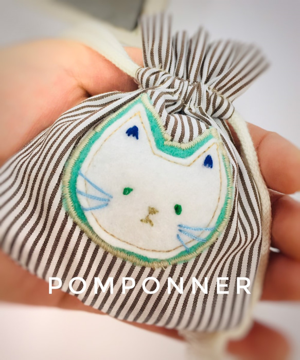 送料無料 小さな小さな白ねこさんの巾着 ﾊﾝﾄﾞﾒｲﾄﾞ ｱｯﾌﾟﾘｹ 刺繍 猫 白猫 3枚目の画像