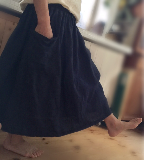 インディゴリネンのギャザースカート 3枚目の画像