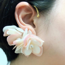 [結婚式のイヤリング]大きな花のイヤリングが付いている耳の耳掛けを掛けること 2枚目の画像