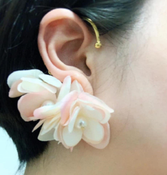 [結婚式のイヤリング]大きな花のイヤリングが付いている耳の耳掛けを掛けること 2枚目の画像