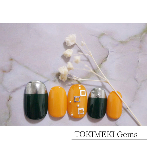 秋ネイル】オレンジ×緑のシンプルハーフミラーネイル。 深緑 成人式