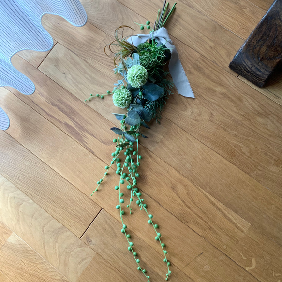 造花でお手入れ要らず！グリーンネックレスとアリュームのボタニカルスワッグ 3枚目の画像