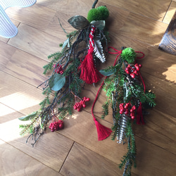 枝垂れ松と赤い実のお正月飾り お得な大小2個セット 1枚目の画像