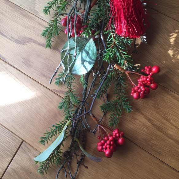枝垂れ松と赤い実のお正月飾り お得な大小2個セット 3枚目の画像