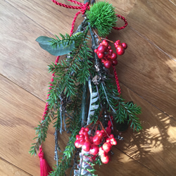 枝垂れ松と赤い実のお正月飾り お得な大小2個セット 5枚目の画像