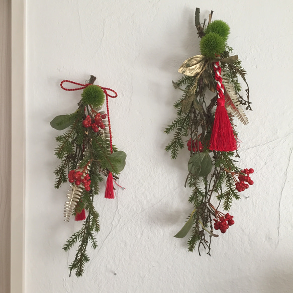 枝垂れ松と赤い実のお正月飾り お得な大小2個セット 6枚目の画像