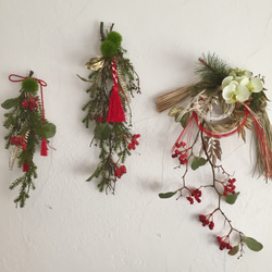 枝垂れ松と赤い実のお正月飾り お得な大小2個セット 9枚目の画像