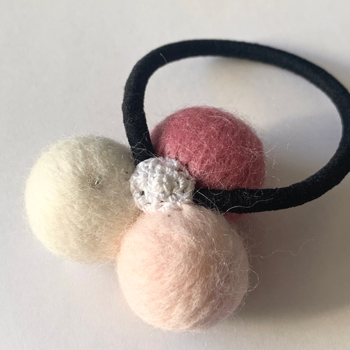 flower＊フェルトボールヘアゴム or ブローチ pink ヘアゴム swan 