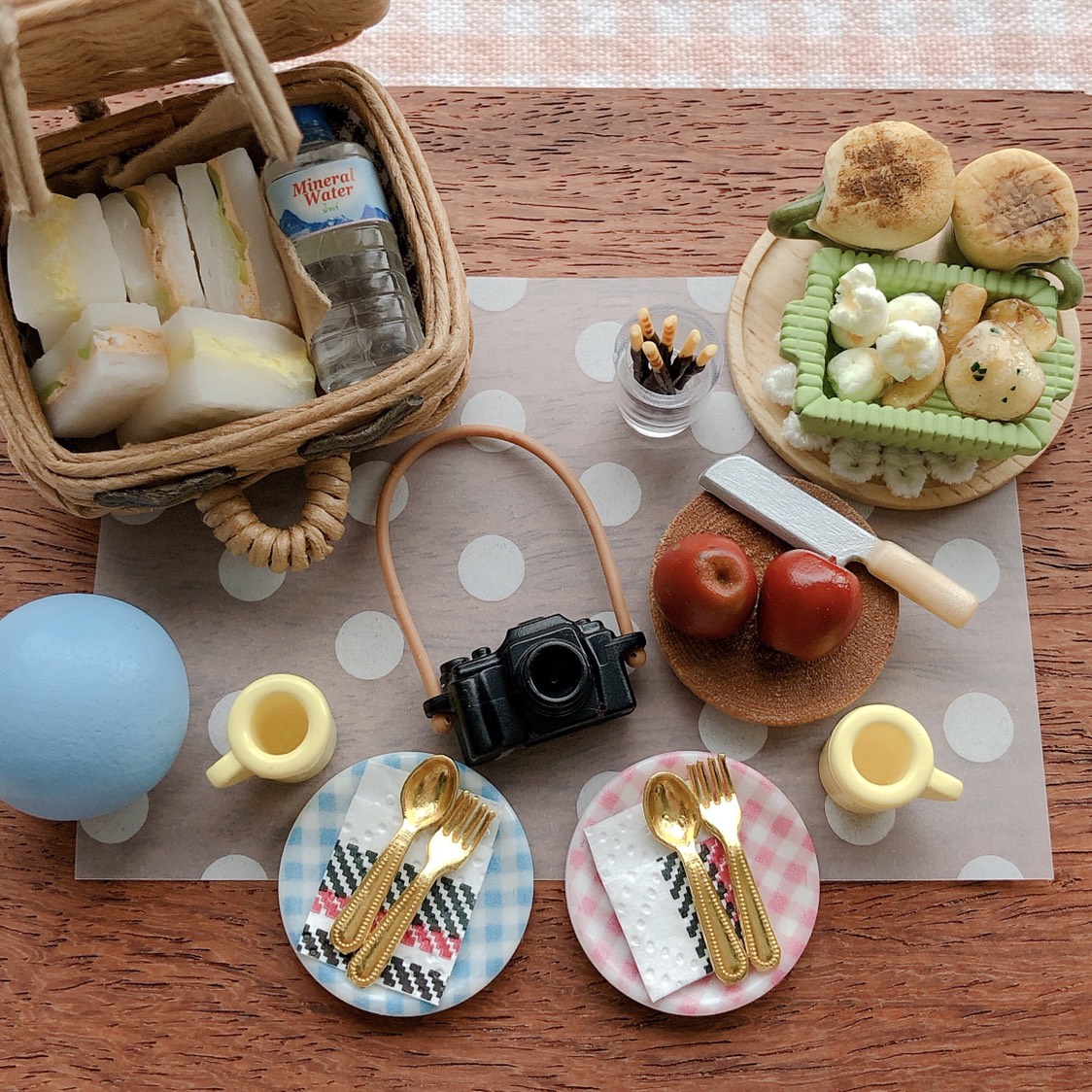 くま柄、ピクニック用のバスケット&食器です。