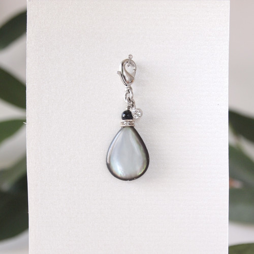 邪な気を祓い、気持ちを整える 天然石チャーム｜黒蝶貝、オニキス 携帯