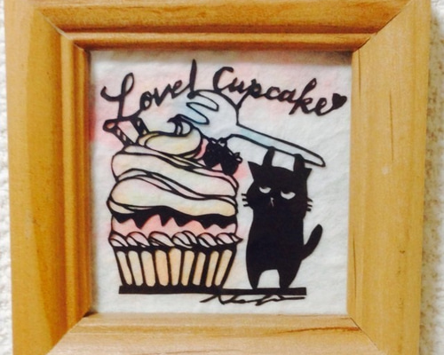 ミニ切り絵：なまいき猫ちゃんとカップケーキ 切り絵 ナツさん@助太刀