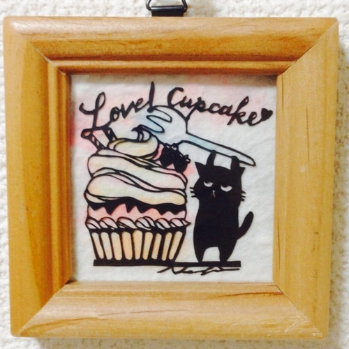ミニ切り絵：なまいき猫ちゃんとカップケーキ 切り絵 ナツさん@助太刀