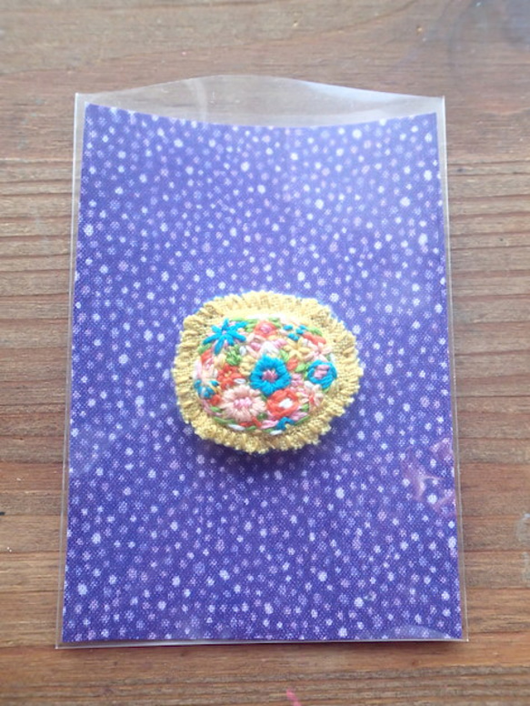 花刺繍のブローチ　kiiro 3枚目の画像