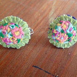 花刺繍のイヤリング midori 1枚目の画像